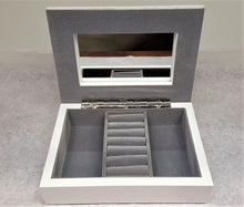 Load image into Gallery viewer, white butterfly trinket box