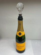 Load image into Gallery viewer, Light bulb shaped wine stopper
